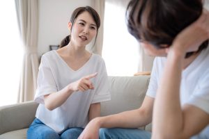 「私がなんで怒ってるかわかる？」と尋ねて、相手がその理由がわからないことで、より腹を立てた