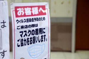 マスクをしない人が、飲食店や交通機関などから利用を断られることについて、どう思いますか？