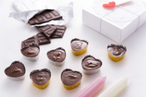 バレンタインに好きな人からもらうチョコレートは、手作りチョコか高級チョコ、どちらの方が嬉しいですか？