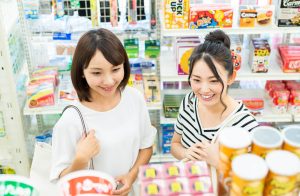 最近のコンビニ等で購入できる有名店とのコラボ（カップ麺やデザートなど）を見るとつい買ってしまう