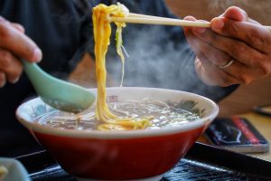 ラーメンを食べるときレンゲを使う