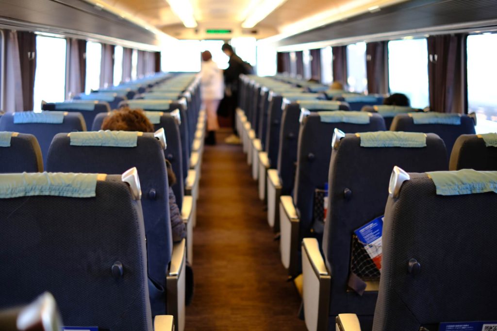 リクライニングシートがついている乗り物（新幹線や、観光バス等）に乗車して、席を倒しているとき、以下の経験がある