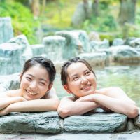 温泉や銭湯では、体をタオルで隠しますか？